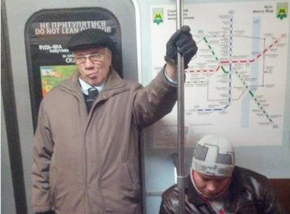 У Азарова заверили, что в метро ездит двойник премьера. Пресс