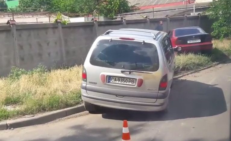 Тройное ДТП в Одессе: «BMW» перевернул «Smart» и задел «Renault»