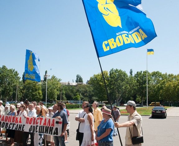Одесские националисты обклеили обладминистрацию листовками и переубеждали милицию