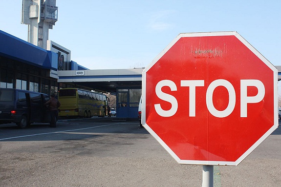 знак STOP на пункте пропуска