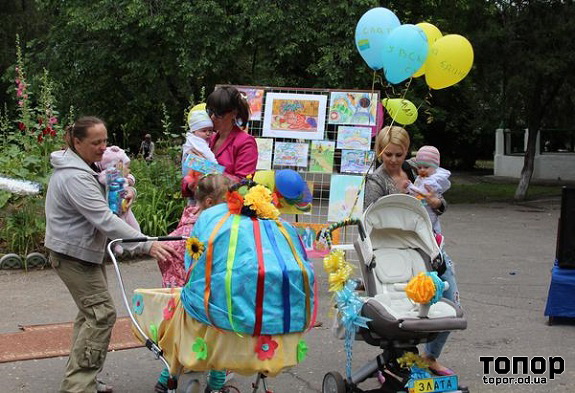 Жители Заинска украсили детские коляски световозвращающими элементами