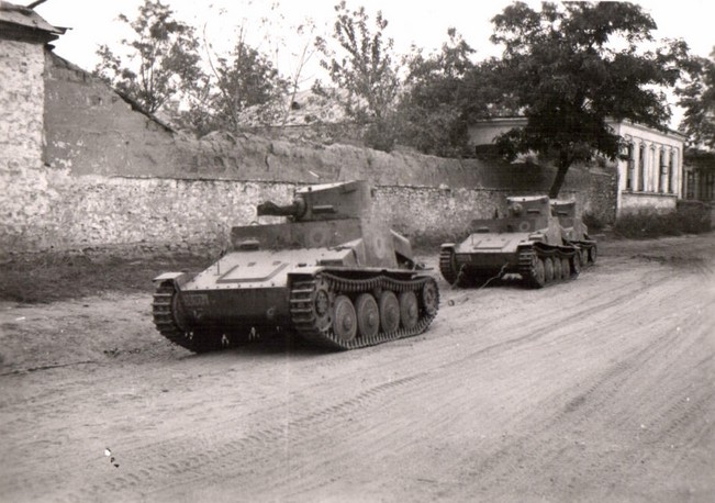 1. Группа из  трёх румынских танкеток R-1, лето 1941 г., Бессарабия