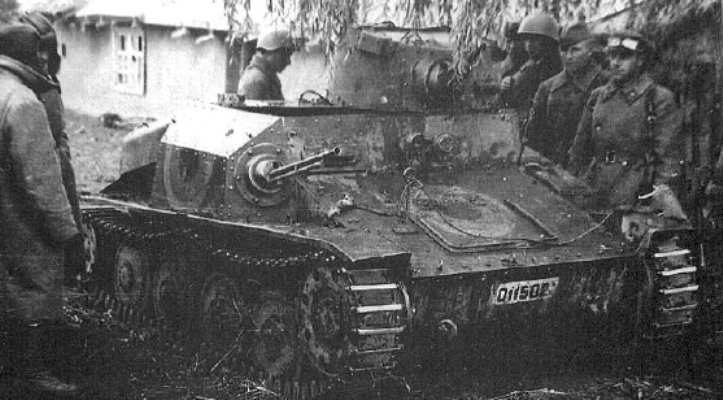 3. Бойцы Красной Армии у захваченной румынской танкетки R-1. Район Одессы, сентябрь 1941 г.