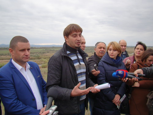 на фото: Олег Дьяков (в центре) и Михаил Куванжи (слева) рассказывают о перспективах проекта