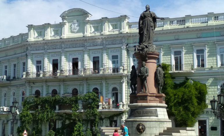 В Одессе президента просят сохранить памятник Екатерине
