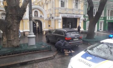 В Одессе возле Свято-Ильинского мужского монастыря саперы проверяют авто на наличие взрывчатки (фотофакт)