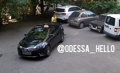 В Одессе камеры видеонаблюдения засняли таксиста люксового авто во время кражи канализационного люка (видео)