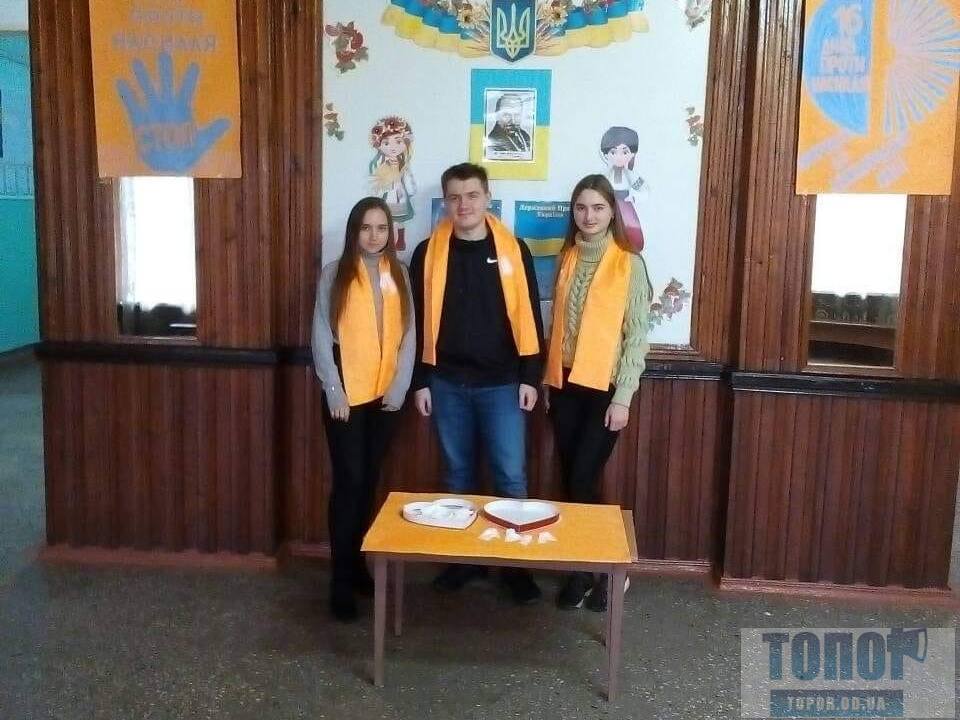 школьники Тарутинской школы с оранжевыми шарфами