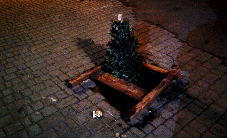 Опасный провал в центре Одессы обозначили выброшенной елкой (фото)