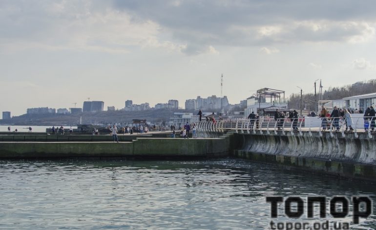 В последний день зимы одесситы пошли на море (ФОТО)