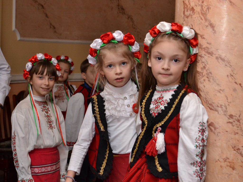 девочки в болгарских костюмах