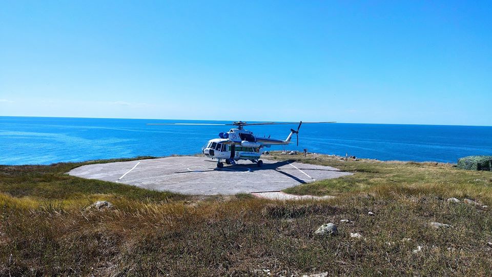 вертолет на острове