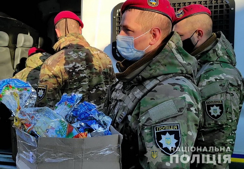 украинские полицейские с подарками