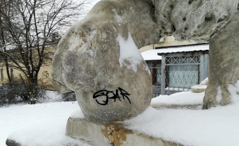 Скульптура льва возле Воронцовского дворца подвергалась вандализму (ФОТО)