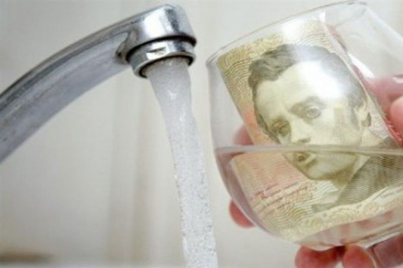 вода стакан с деньгами