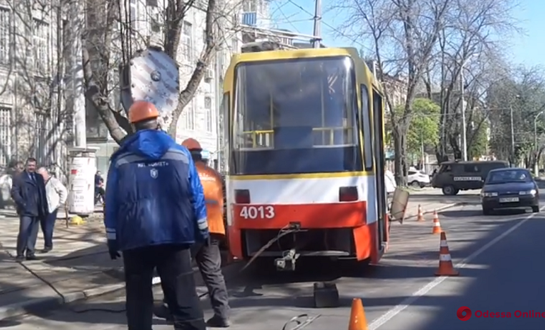 В Одессе трамвай сошел с рельсов и повредил электроопору