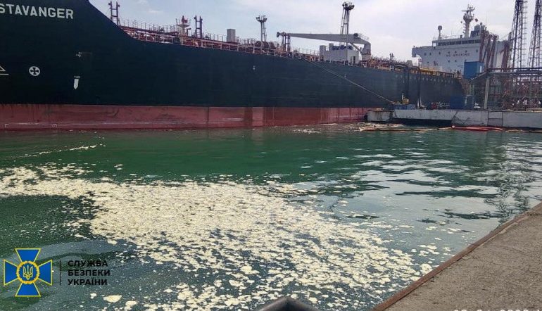 СБУ сообщила подозрение члену экипажа иностранного судна, сбросившего в море возле порта “Южный” тонны пальмового масла