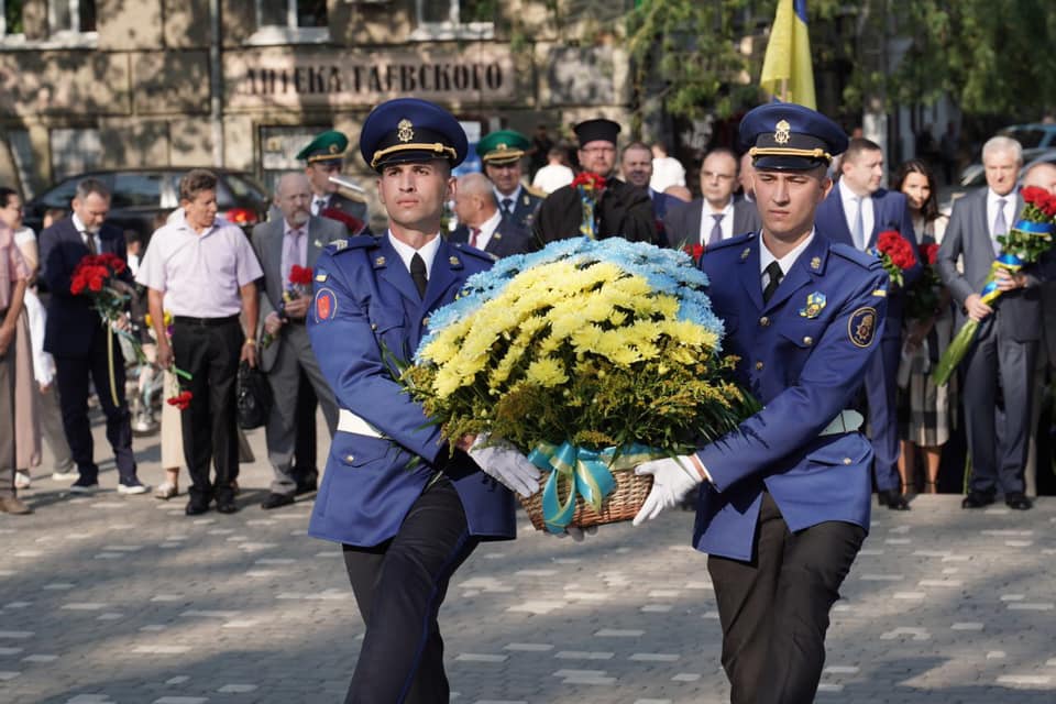 возложение цветов памятнику Шевченко в Одессе