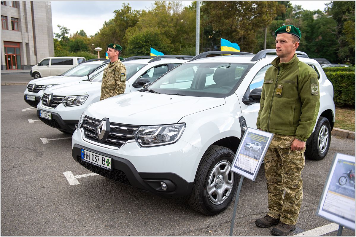 пограничники Одесской области возле новых автомобилей