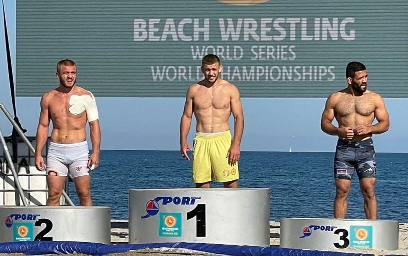 победители Всемирных соревнований по пляжной борьбе в 2021 году