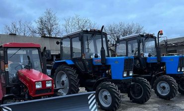 Для тарутинских коммунальщиков приобрели три новых трактора