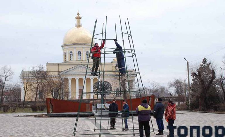 В Болграде начали установку новогодней елки