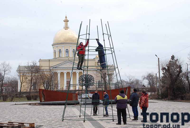 установка новогодней ёлки в Болграде