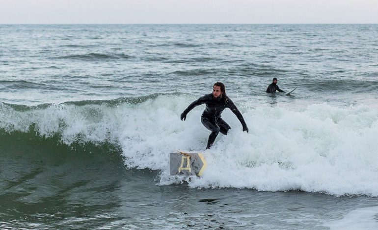 Один из популярных пляжей Одессы оккупировали серфингисты