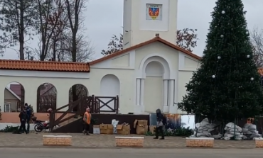 В Арцизе коммунальщики обрезали искусственную хвою главной ёлки «болгаркой» (фото, видео)