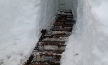 Антарктическую станцию "Академик Вернадский" засыпало трехметровым слоем снега: полярники до сих пор расчищают инфраструктуру