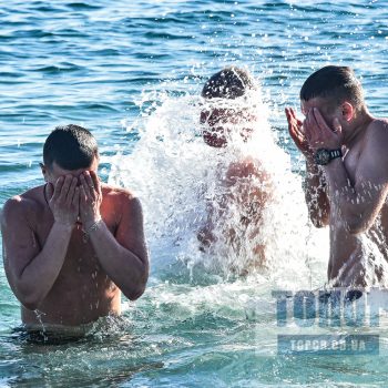 Крещение в Одессе: одесситы окунаются в ледяное море (фото)