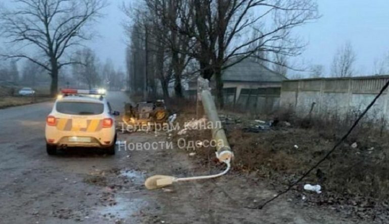 В Белгород-Днестровском автомобиль врезался в столб: водитель погиб на месте