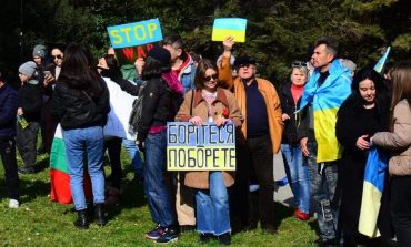 В Болгарии протестовали против войны и жгли российские паспорта (фото, видео)