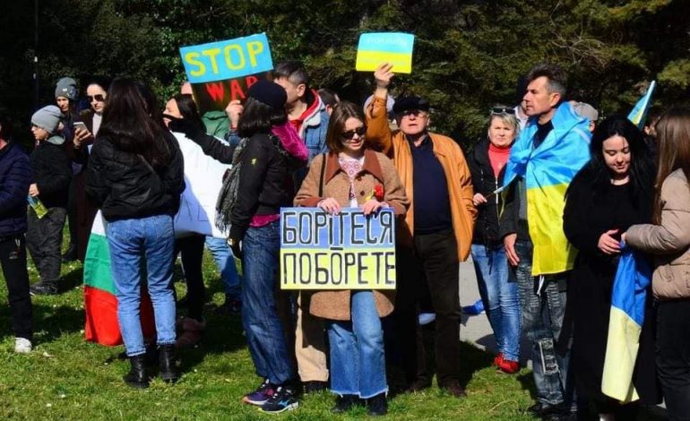 В Болгарии протестовали против войны и жгли российские паспорта (фото, видео)