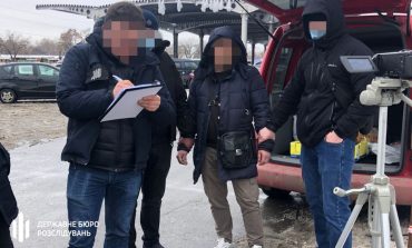"Обилечивал" бизнесменов на пути в Молдову: в Одессе задержали таможенника