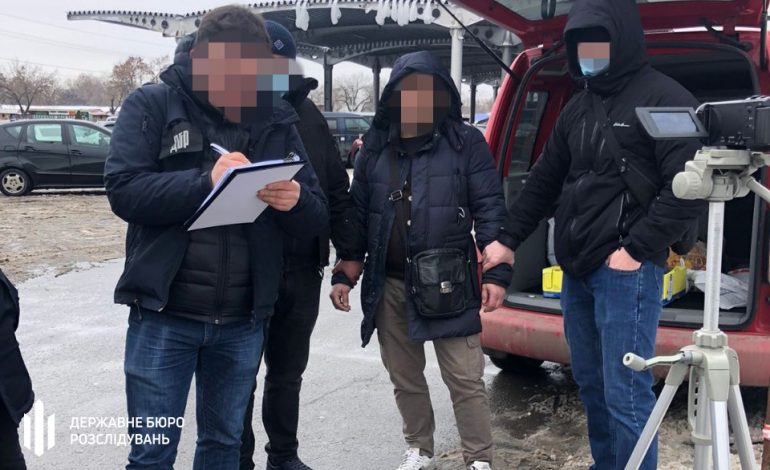“Обилечивал” бизнесменов на пути в Молдову: в Одессе задержали таможенника