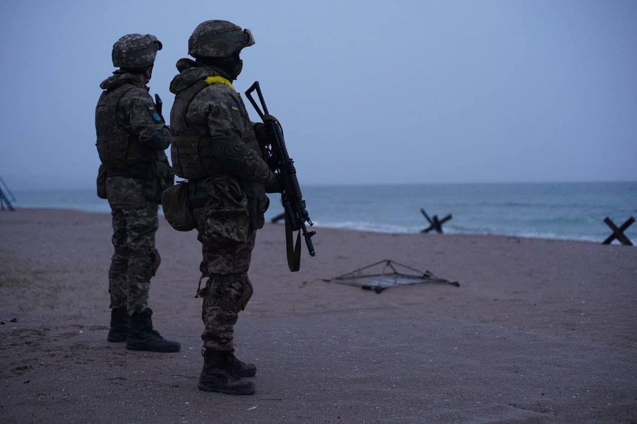 украинские военные на побережье Одессы