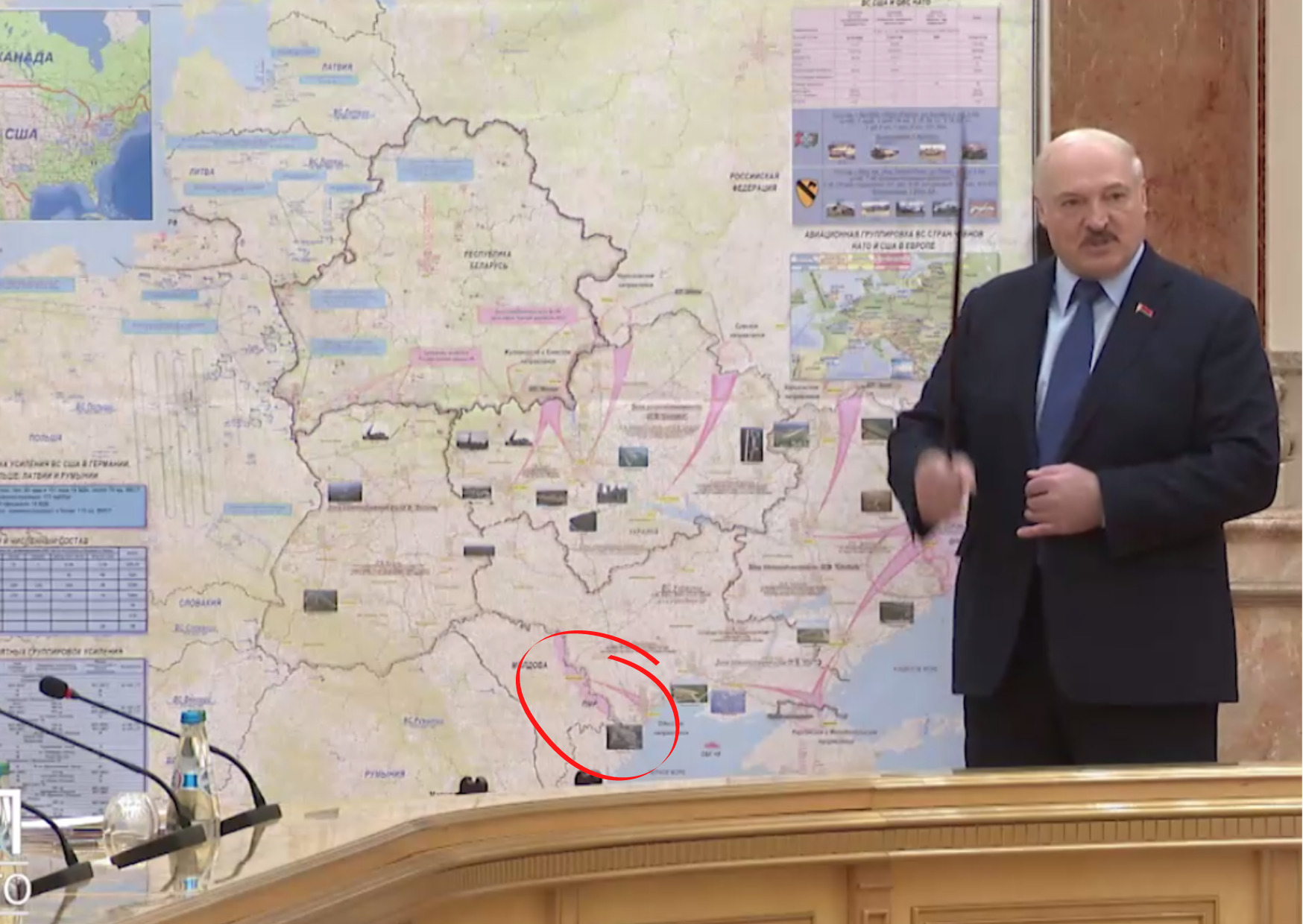 Александр Лукашенко у карты