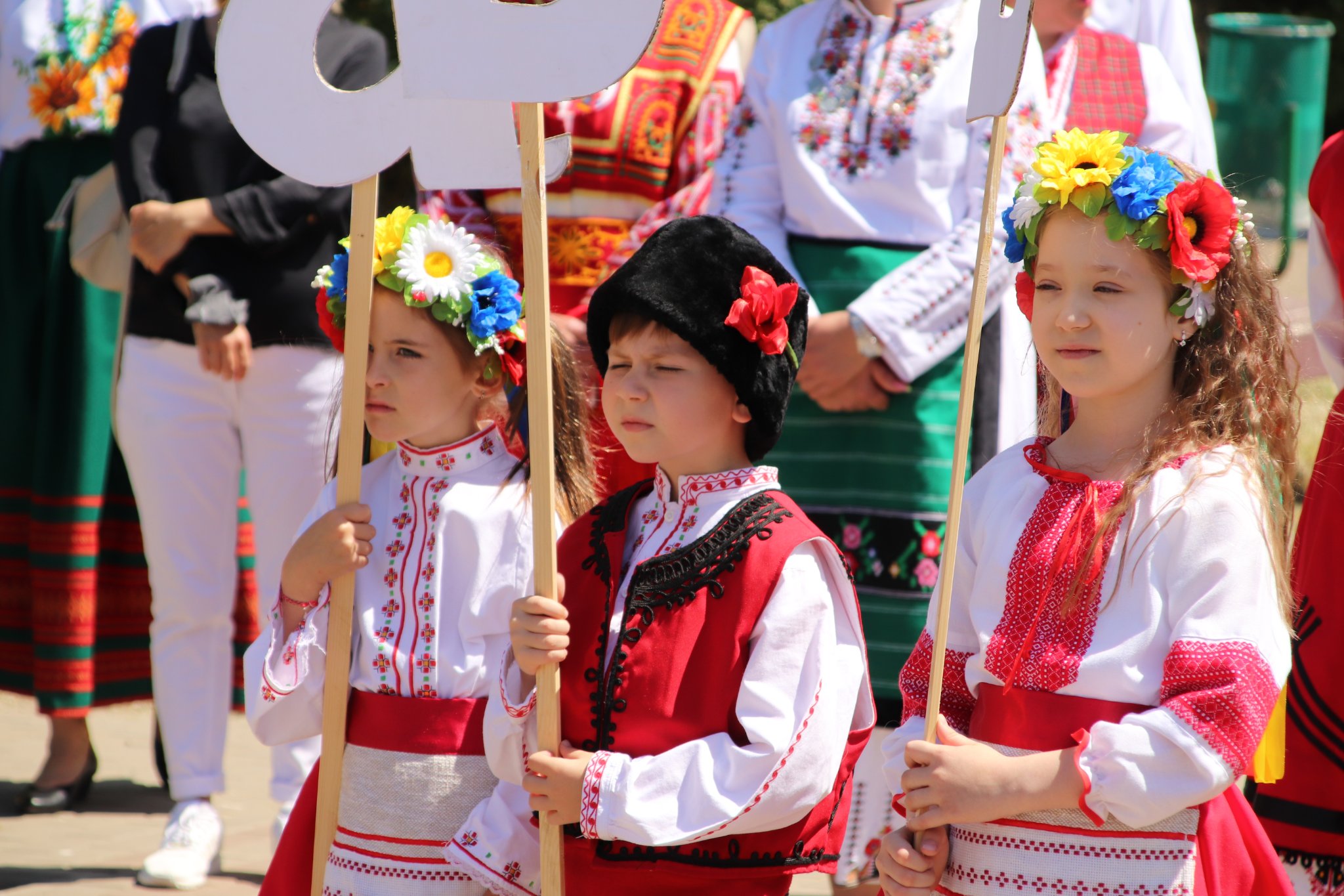 дети в болгарских костюмах