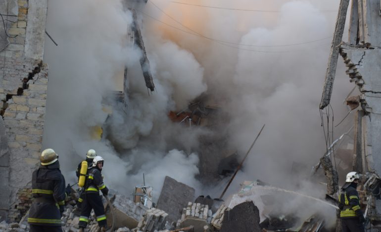 Последствие удара по жилому дому в Одессе (фото, видео)