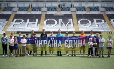 Для детей-переселенцев организовали экскурсию по стадиону "Черноморец" в Одессе