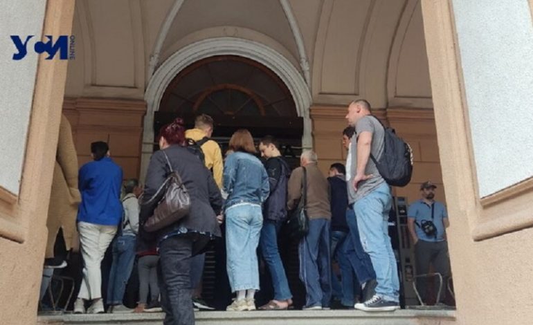 В Одессе возле Главпочтампа выстроилась огромная очередь за новой маркой