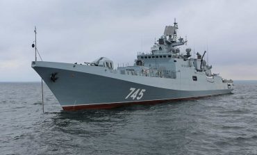 Русский военный корабль горит возле острова Змеиный