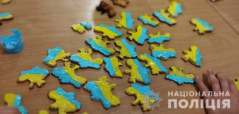 На юге Одесской области для защитников испекли печенья в форме карты Украины (фото)