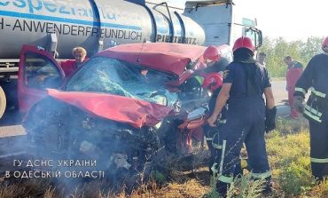 На трасі Одеса-Рені легковий автомобіль зіткнувся з зерновозом (фото)