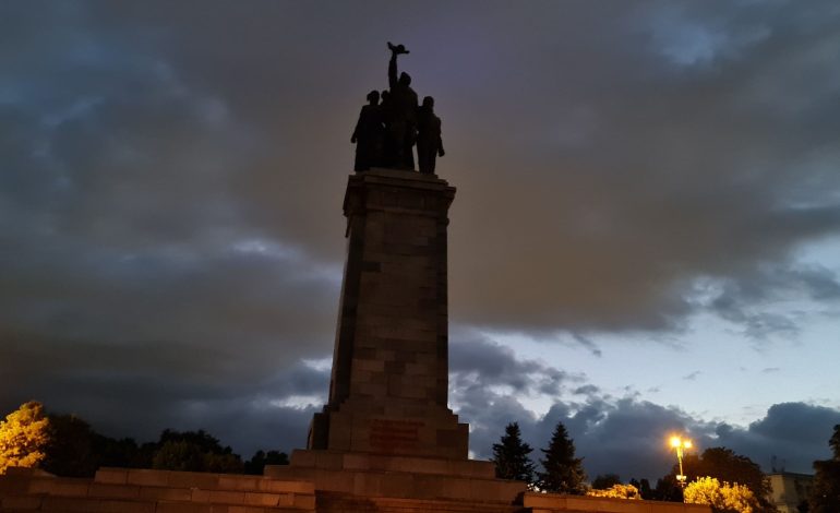 Болгары выключили подсветку советского памятника в поддержку Украины
