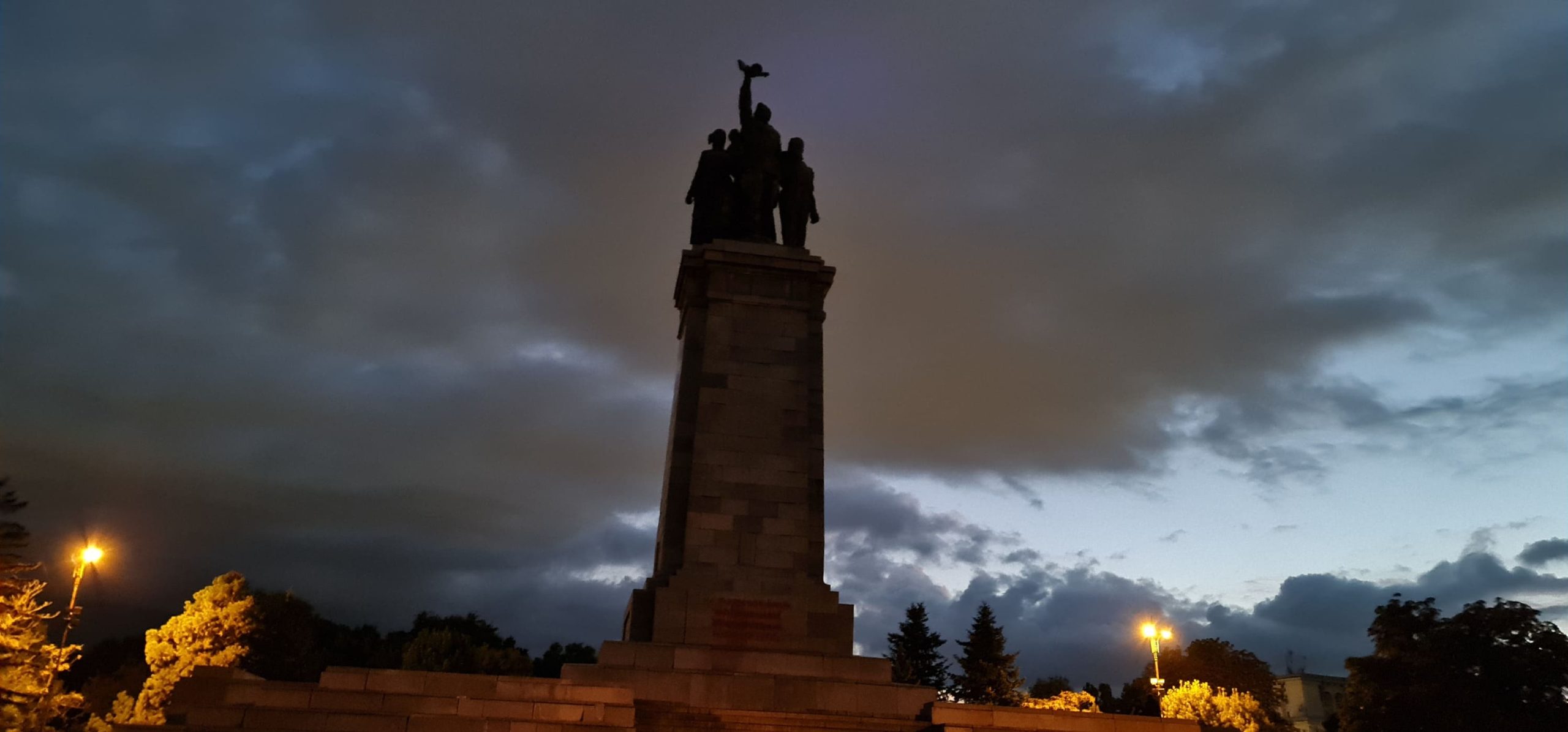 памятник Советским войнам в Софии в темноте