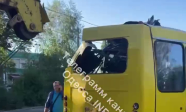 В Одесі кран зіткнувся з пасажирською маршруткою: є постраждалі