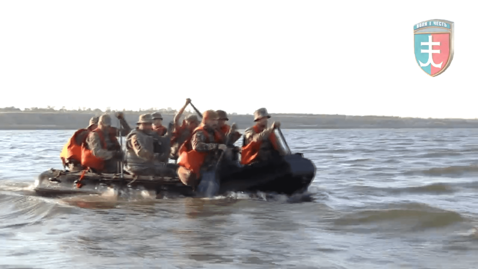 морпехи одесской бригады преодолевают водное препятствие