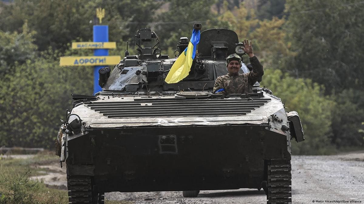 украинский военный на БМП